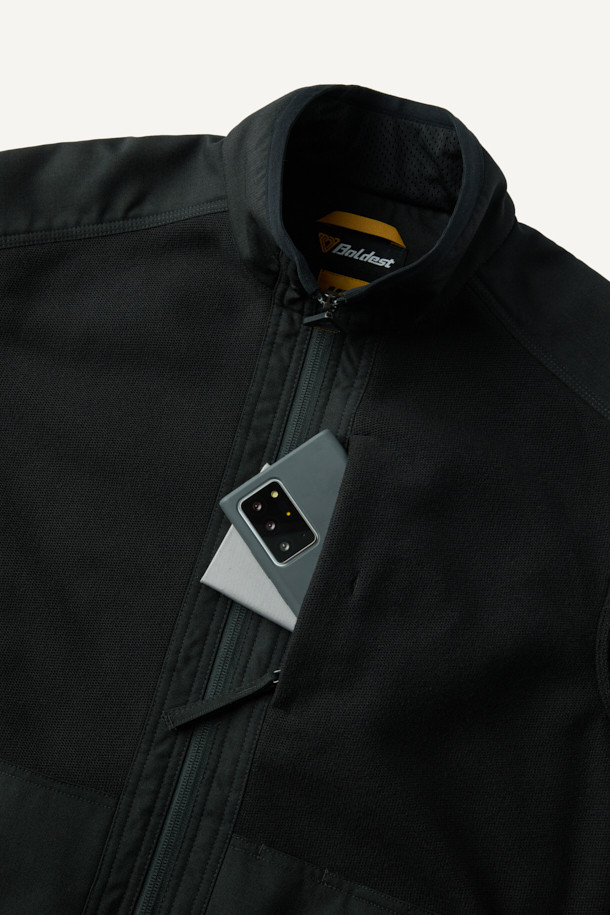 워크 시그니쳐 플리스 재킷 V3는 워크웨어와 일상 착용에 적합한 공용 플리스 재킷입니다. 부드러운 촉감의 플리스 소재와 두꺼운 두께감으로 가을, 겨울철 보온성을 제공하며, 스탠다드핏으로 편안한 착용감을 선사합니다. 블랙 컬러의 무지 디자인에 집업 및 스냅 여밈 방식을 적용하여 실용성을 높였습니다. 코듀라 500D 원단 덧댐, 허니콤 조직 본딩, YKK 스냅/지퍼, 총 6개의 포켓, 겨드랑이 액션분량, 목/소매 접밴드 등의 디테일로 내구성과 방수 기능을 더했습니다. 캐주얼, 스포티, 워크웨어 스타일을 아우르며 겨울 데일리룩, 산책룩, 워크샵룩에 활용하기 좋습니다.
