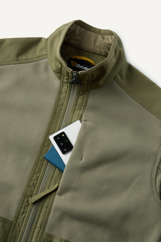 워크 시그니쳐 플리스 재킷 V3는 일상, 워크웨어, 아웃도어 활동에 적합한 플리스 재킷입니다. 카키와 올리브 두 가지 색상으로 출시되었으며, 가을과 겨울에 따뜻하게 착용할 수 있습니다. 부드러운 촉감의 허니콤 조직 본딩 플리스 소재를 사용하고, 내구성을 높이기 위해 코듀라 500D 원단을 덧대었습니다. 스탠다드핏으로 제작되었으며, YKK 스냅/지퍼와 총 6개의 포켓으로 실용성을 더했습니다. 가을 나들이룩, 캠핑룩, 겨울 데일리룩 등 다양한 스타일에 캐주얼, 스포티 무드로 연출하기 좋습니다.
