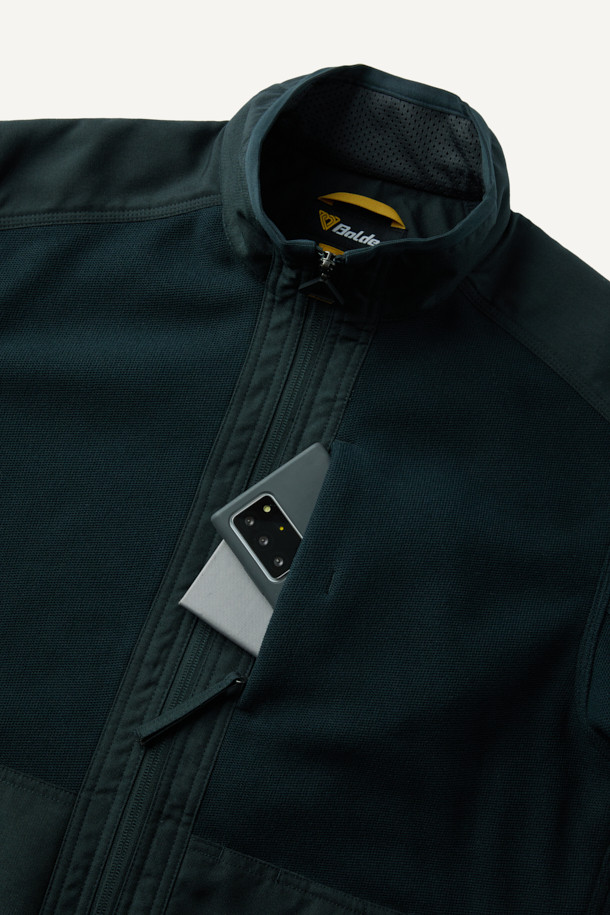 워크 시그니쳐 플리스 재킷 V3는 가을, 겨울 시즌에 따뜻하게 착용할 수 있는 플리스 재킷입니다. 일상, 워크웨어, 아웃도어 활동에 적합하며, 캐주얼, 스포티한 스타일을 연출할 수 있습니다. 부드러운 촉감의 플리스 소재와 내구성이 뛰어난 코듀라 500D 원단 덧댐으로 제작되었습니다. 허니콤 조직 본딩 플리스, YKK 스냅/지퍼, 총 6개의 포켓, 겨드랑이 액션 분량, 목/소매 접밴드 처리 등 다양한 기능성 디테일이 돋보입니다. 스탠다드핏의 블랙 컬러 무지 디자인으로, 겨울 데일리룩, 워크샵룩, 캠핑룩 등 다양한 TPO에 활용하기 좋습니다.
