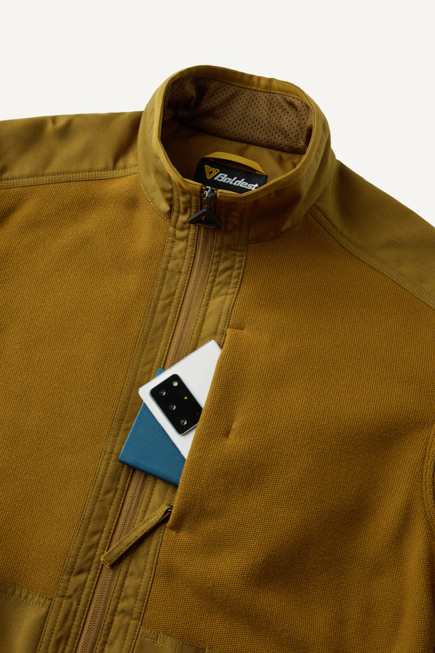 워크 시그니쳐 플리스 재킷 V3는 일상과 워크웨어 스타일을 아우르는 공용 플리스 재킷입니다. 부드러운 촉감의 허니콤 조직 본딩 플리스와 코듀라 500D 원단 덧댐으로 보온, 내구성, 방풍 기능을 갖춰 가을, 겨울철에 착용하기 좋습니다. 스탠다드핏에 지퍼와 스냅 여밈 방식을 적용했으며, 총 6개의 포켓과 겨드랑이 액션 분량, 목/소매 접밴드 처리로 활동성을 높였습니다. 브라운 컬러의 무지 디자인으로 캐주얼, 워크웨어, 스포티한 스타일을 연출할 수 있으며, 겨울 데일리룩, 산책룩, 캠핑룩에 적합합니다.
