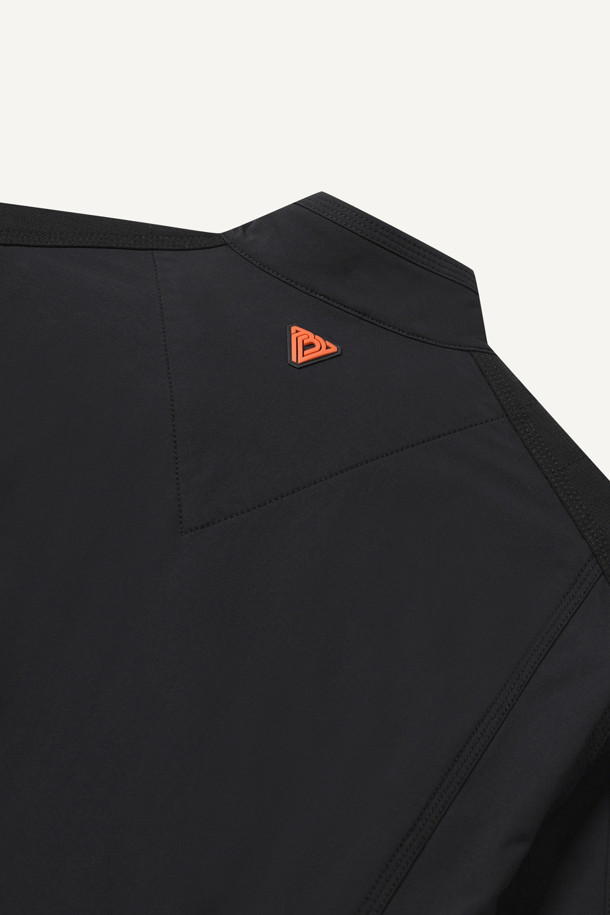 워크 스크래치 프리 우븐 재킷은 남성을 위한 스탠다드핏 워크 재킷입니다. 블랙 색상의 무지 디자인으로, 작업용 및 일상용으로 착용하기 좋습니다. 봄, 가을, 겨울 계절에 적합하며, 지퍼와 스냅으로 여밈이 가능합니다. 나일론과 스판덱스 혼방 소재로 제작되어 활동성과 내구성을 높였으며, 10개의 포켓 시스템과 스크래치 방지 설계, 겨드랑이 액션분량 설계로 실용성을 더했습니다. YKK 스냅/지퍼를 사용하여 품질을 높였으며, 스트레치 기능과 뛰어난 수납성, 내구성을 자랑합니다. 출근룩, 여행룩, 캐주얼, 미니멀 스타일을 즐기는 분들께 추천합니다.
