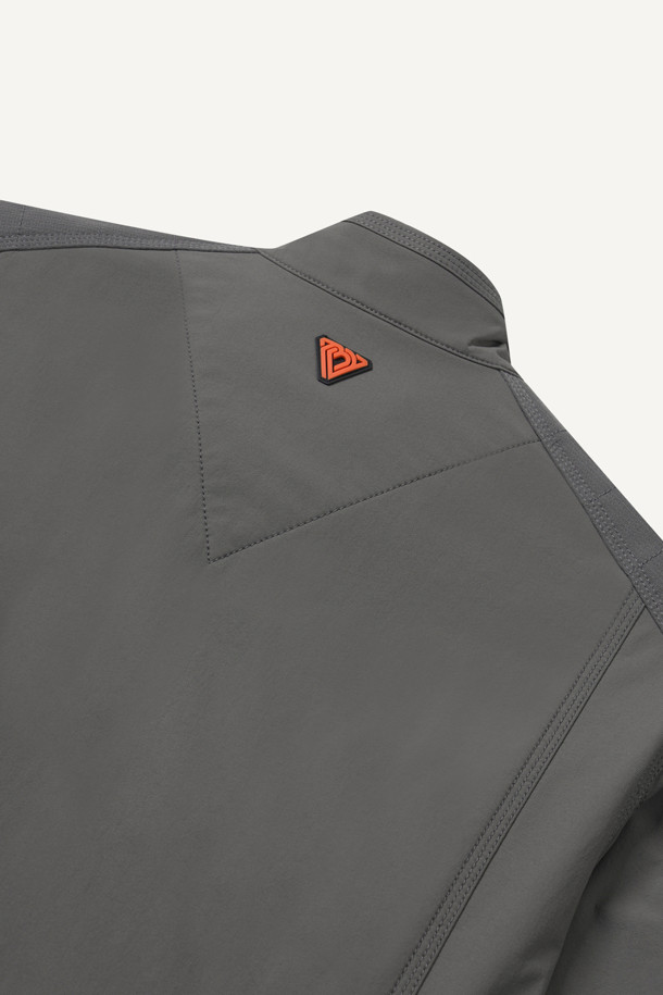 워크 스크래치 프리 우븐 재킷은 남성용 워크 자켓입니다. 그레이 컬러에 스포티하고 캐주얼한 스타일을 더했으며, 봄, 가을, 겨울 3계절 착용이 가능합니다. 나일론과 스판덱스 혼방 소재로 제작되어 활동성과 내구성을 높였으며, 스탠다드 핏으로 편안하게 착용할 수 있습니다. 겨드랑이 액션 분량, 10개 포켓 시스템, 스크래치 방지 설계, YKK 스냅/지퍼 사용으로 기능성을 더해 작업용 및 일상복으로 활용하기 좋습니다. 출근룩, 워크샵룩, 가을 나들이룩 등 다양한 TPO에 캐주얼하고 미니멀한 워크웨어 스타일을 연출해보세요.
