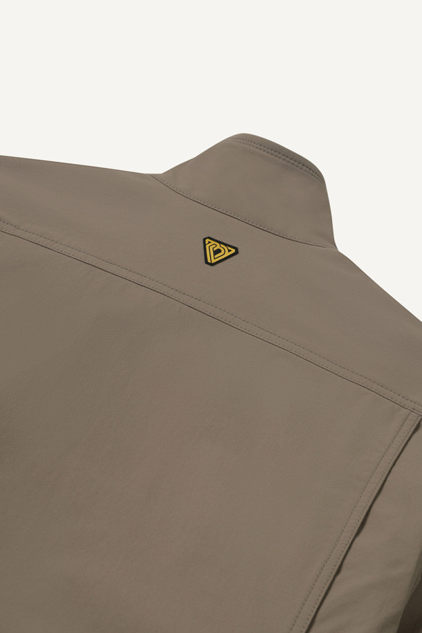 안티케미컬 재킷은 작업용, 일상에서 활용 가능한 워크웨어 스타일의 남성 자켓입니다. 카키 색상에 무지 디자인으로, 스탠다드핏의 레귤러 기장으로 제작되었습니다. 지퍼, 스냅, 벨크로 여밈 방식을 갖췄으며, 뛰어난 발수, 방수, 내화학 기능과 재귀반사 기능을 제공합니다. 11개의 포켓 시스템, 펜꽂이 포켓, 액션 분량, 화학물질 보호 기능, YKK 스냅/지퍼 디테일이 특징이며, 출근룩, 워크샵룩, 가을 나들이룩에 적합합니다. 부드러운 촉감의 나일론 소재로 제작되어 미니멀하고 캐주얼한 스타일을 연출합니다.
