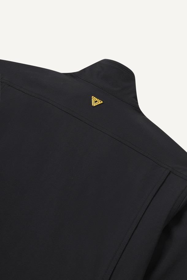 안티케미컬 재킷은 작업, 일상에서 활용 가능한 남녀 공용 자켓입니다. 스포티와 밀리터리 무드를 동시에 느낄 수 있으며, 블랙 컬러의 무지 디자인으로 제작되었습니다. 나일론 소재를 사용하여 부드러운 촉감을 제공하며, 스탠다드핏과 긴 소매 기장으로 편안한 착용감을 선사합니다. 방수, 발수, 화학물질 보호 기능을 갖춰 작업 환경에서 안전하게 사용할 수 있으며, 총 11개의 다수 포켓, 펜꽂이 포켓, 재귀반사 프린트, 액션분량, YKK 스냅/지퍼 디테일로 실용성을 높였습니다. 출근룩, 워크웨어, 스포티, 미니멀 스타일을 즐겨 입는 분들께 추천합니다.
