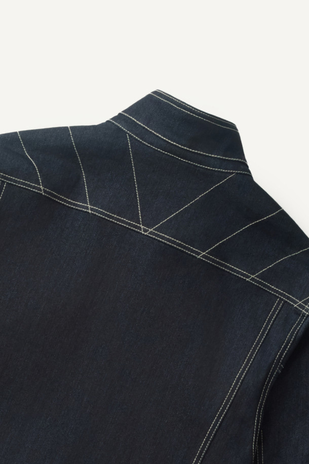 워크 PP 데님 재킷은 워크웨어, 캐주얼, 스트릿 스타일을 아우르는 공용 데님 재킷입니다. 인디고 컬러의 무지 디자인으로, 봄, 가을 계절에 적합하며 스탠다드핏으로 제작되었습니다. 속건 기능과 수납성을 갖춘 트러커 스타일의 재킷으로, 스냅 또는 지퍼로 여밀 수 있습니다. 펜 포켓, 금속 와펜, 벨크로 시스템, 배색 스티치 디테일이 돋보이며 가을 나들이룩에 완벽하게 어울립니다. 긴 소매 기장의 레귤러 기장으로, 데님과 폴리프로필렌 소재를 사용하여 편안함과 활동성을 동시에 제공합니다.
