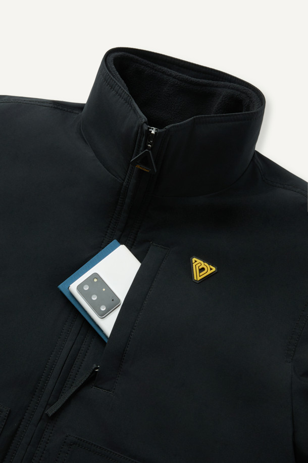 워크 3IN1 트랜스폼 재킷은 아웃도어 활동과 일상생활 모두에 적합한 남녀 공용 아우터입니다. 블랙 색상의 무지 디자인으로, 스포티하면서도 캐주얼한 스타일을 연출합니다. 봄, 가을에 적합하며, 2L 원단을 사용하여 방수, 방풍, 보온 기능을 갖췄습니다. 탈부착 가능한 내피와 총 10개의 포켓 시스템이 특징이며, 여행, 등산, 캠핑룩과 고프코어 스타일을 완성합니다. 부드러운 촉감의 두꺼운 두께감으로 편안한 착용감을 선사하는 레귤러핏 긴소매 집업 재킷입니다.
