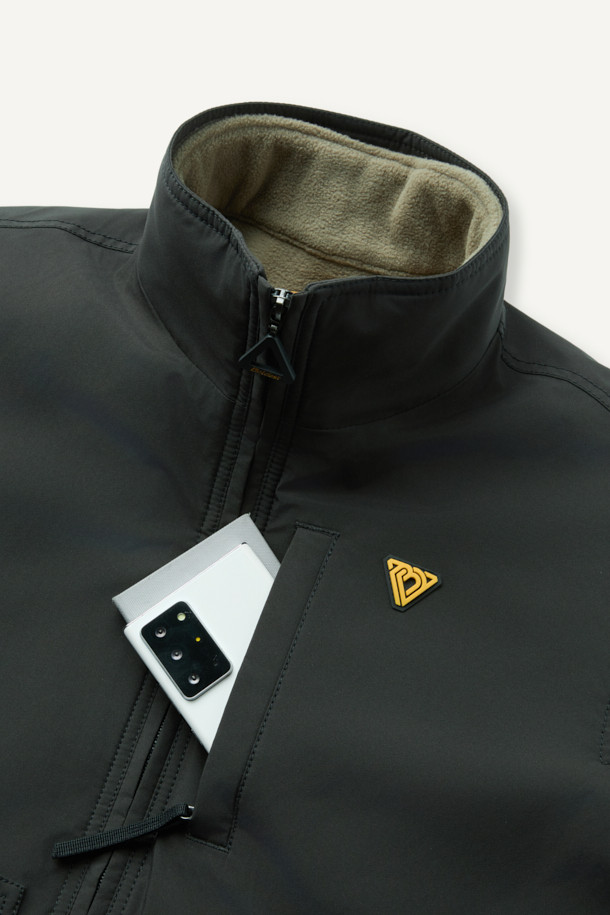 워크 3IN1 트랜스폼 재킷은 일상과 아웃도어 활동에 모두 적합한 공용 아우터입니다. 블랙 컬러의 레귤러핏 재킷으로 스포티하고 캐주얼한 스타일을 연출할 수 있으며, 봄, 가을, 겨울 세 계절 모두 착용 가능합니다. 탈부착 가능한 내피, 방수, 방풍 기능을 갖춰 변덕스러운 날씨에도 끄떡없으며, 보온성까지 뛰어나 실용적입니다. 2L 원단을 사용하여 내구성을 높였으며, 총 10개의 포켓 시스템으로 수납력 또한 훌륭합니다. 등산룩, 캠핑룩, 겨울 데일리룩으로 활용하기 좋으며, 부드러운 촉감과 두꺼운 두께로 편안한 착용감을 선사합니다.
