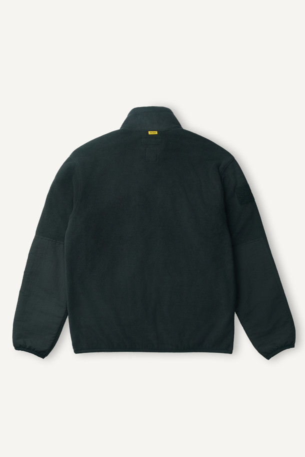 워크 미드레이어 폴라텍 플리스 재킷 V3는 일상, 작업 그리고 아웃도어 활동에 적합한 남녀 공용 플리스 재킷입니다. 뛰어난 보온성과 통기성을 제공하며, 흡습 및 속건 기능으로 쾌적한 착용감을 유지합니다. 부드러운 촉감의 폴라텍 플리스 소재와 9개의 포켓, 벨크로, D링 디테일은 스포티하면서도 캐주얼한 스타일을 완성합니다. 스탠다드 핏에 긴 소매, 집업 및 스냅 여밈 방식으로 편안한 착용감을 선사하며, 봄, 가을, 겨울 세 계절 모두 활용 가능합니다. 등산, 캠핑, 출근 등 다양한 TPO에 맞춰 미니멀하고 세련된 스타일을 연출해보세요.
