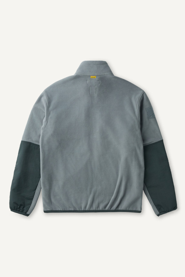 워크 미드레이어 폴라텍 플리스 재킷 V3는 일상, 작업 및 아웃도어 활동에 적합한 남녀 공용 플리스 재킷입니다. 부드러운 촉감의 폴라텍 소재와 나일론 소재를 혼방하여 보온성, 통기성, 속건 기능, 그리고 내구성을 갖췄습니다. 스탠다드핏의 레귤러 기장으로, 그레이 및 다크 그레이 색상으로 제공되며, 지퍼 및 스냅 여밈 방식에 총 9개의 포켓을 구성하여 실용성을 더했습니다. 마찰 부위 덧댐 처리, YKK 스냅/지퍼, 벨크로, D링 다용도 고리 등 다양한 디테일이 돋보이며, 등산룩, 캠핑룩, 출근룩 등 다양한 TPO에 캐주얼, 스포티, 워크웨어 스타일로 활용하기 좋습니다.
