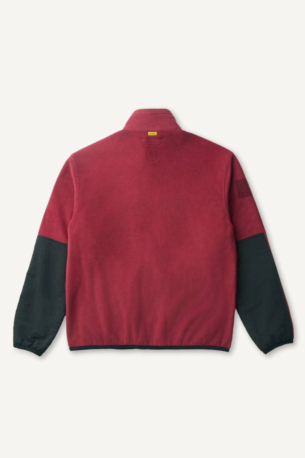 워크 미드레이어 폴라텍 플리스 재킷 V3는 일상, 작업, 아웃도어 활동에 적합한 남녀 공용 플리스 재킷입니다. 레드와 블랙 두 가지 색상으로 제공되며, 스탠다드핏으로 캐주얼하고 스포티한 스타일을 연출합니다. 폴라텍과 나일론 소재를 사용하여 두꺼우면서도 부드러운 촉감을 제공하며, 보온, 통기, 속건, 흡습 기능으로 쾌적함을 유지합니다. 총 9개의 포켓, 마찰 부위 덧댐, YKK 스냅/지퍼, 볼디스트 네임택 호환, D링 다용도 고리, 벨크로 소매 등 다양한 디테일로 실용성을 더했습니다. 캠핑룩, 등산룩, 고프코어 스타일을 완성해보세요.
