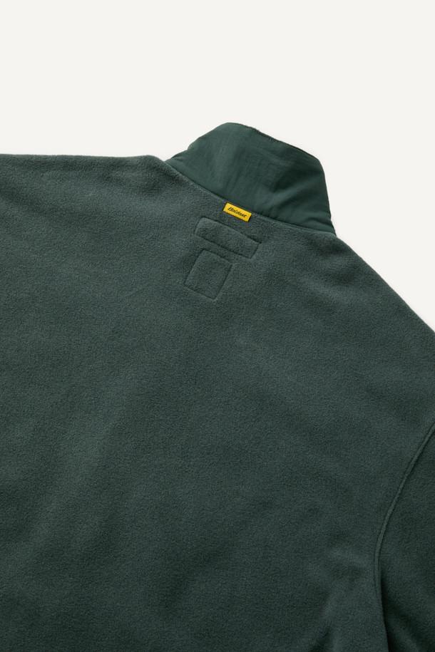 폴라텍 플리스 아노락 재킷은 가볍고 부드러운 착용감으로 일상과 아웃도어 활동 모두에 적합합니다. 간절기와 겨울철에 활용하기 좋은 얇은 두께의 컴포트핏 재킷이며, 그린 컬러의 무지 디자인으로 다양한 스타일 연출이 용이합니다. 하이넥 디자인과 가슴 상단 포켓, 왼쪽 소매 펜 포켓, 팔꿈치 덧댐 등의 디테일이 돋보입니다. 보온, 통기, 흡습, 속건 기능으로 쾌적함을 유지하며, 등산룩, 겨울 데일리룩, 캠핑룩 등 다양한 TPO에 활용하기 좋습니다. 스포티, 캐주얼, 고프코어 스타일을 즐기는 분들께 추천합니다.
