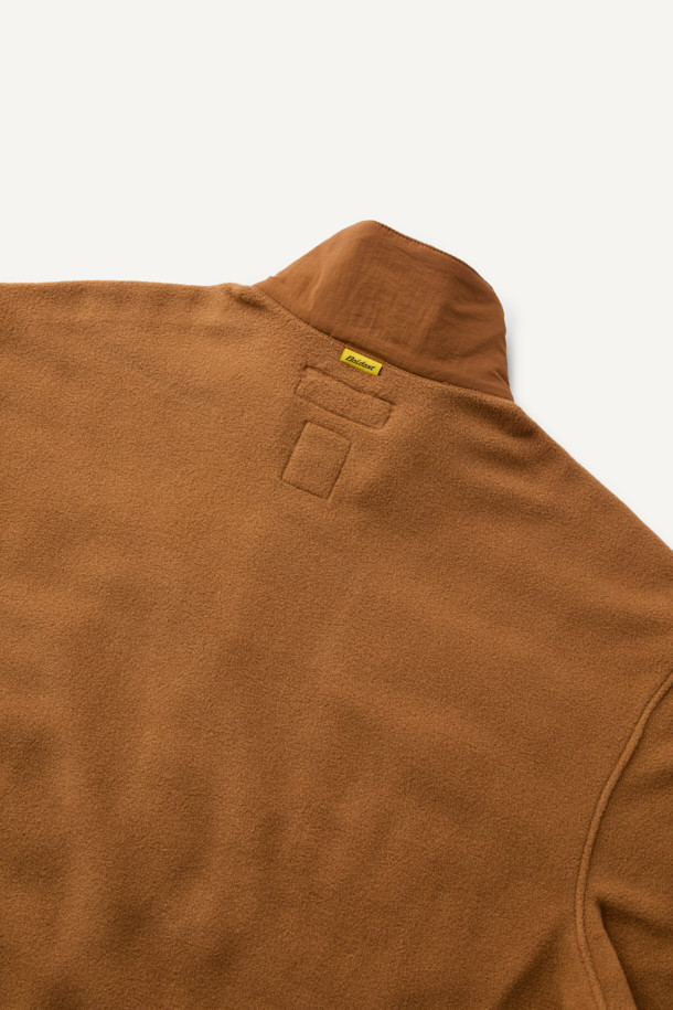 폴라텍 플리스 아노락 재킷은 아웃도어 활동과 일상에서 모두 활용 가능한 남녀 공용 아노락입니다. 가을, 겨울 시즌에 적합하며, 브라운 컬러의 무지 디자인으로 스포티하면서도 캐주얼한 스타일을 연출할 수 있습니다. 두꺼운 두께감의 폴라텍, 나일론 소재를 사용하여 부드러운 촉감과 뛰어난 보온성, 통기성, 속건성을 제공합니다. 컴포트 핏에 하이넥 디자인, 스냅 여밈 방식으로 편안하게 착용할 수 있으며 팔꿈치 덧댐, 가슴 포켓, 펜 포켓 등의 디테일로 실용성을 더했습니다. 등산룩, 가을 나들이룩, 겨울 데일리룩 등 다양한 TPO에 맞춰 스포티, 캐주얼, 고프코어 스타일을 연출해 보세요.
