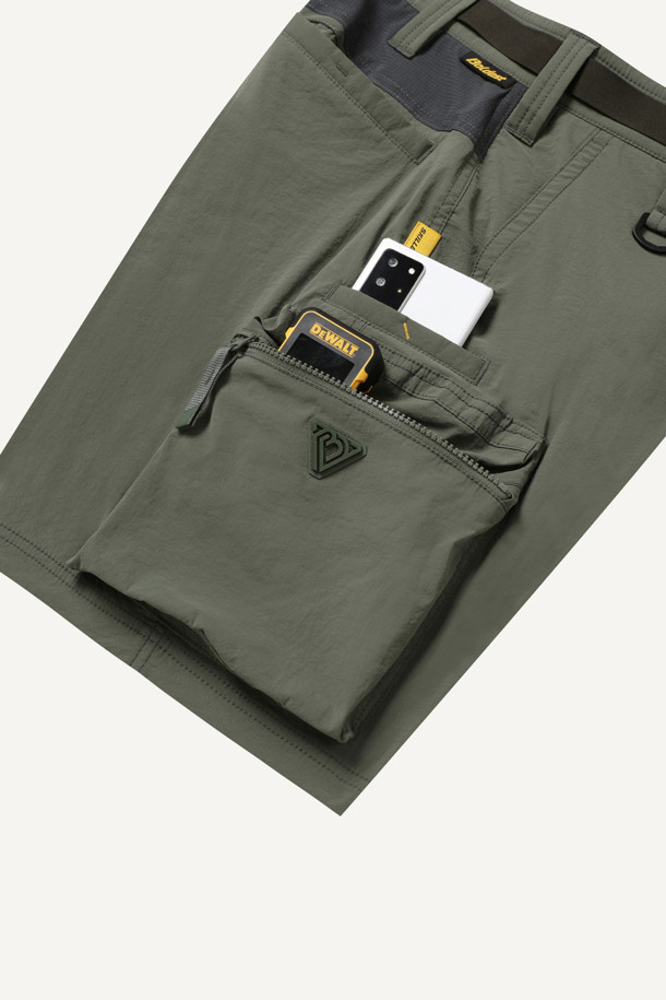 액티브 하프 팬츠 V2는 아웃도어 활동과 일상생활 모두에 적합한 공용 반바지입니다. 카키 색상으로, 여름철 시원하게 착용할 수 있도록 얇고 부드러운 나일론 스판덱스 혼방 소재를 사용했습니다. 흡습속건, 통기성, 신축성 기능을 갖춰 활동성을 높였으며, 컴포트핏으로 편안한 착용감을 제공합니다. 7개의 포켓과 YKK 지퍼, D링, 파우치 호환 기능으로 수납력을 강화했으며, 스트레치 우븐 에어리도트 소재 배색으로 디자인 포인트를 더했습니다. 여행, 휴가, 등산 등 다양한 TPO에 스포티, 캐주얼, 고프코어 스타일로 연출하기 좋습니다.
