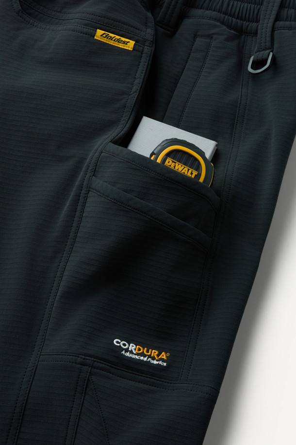 워크 액티브 에센셜 윈터 조거 팬츠는 겨울철 워크웨어와 일상복으로 활용하기 좋은 조거 팬츠입니다. 블랙 컬러의 무지 디자인으로 어떤 스타일에도 쉽게 매치할 수 있으며, 코듀라와 플리스 소재를 사용하여 뛰어난 내구성과 보온성을 제공합니다. 컴포트핏 조거 스타일로 편안한 착용감을 선사하며, YKK 지퍼, 허리 스트링, D링 벨트고리, 다양한 포켓, 무릎 및 오금 입체 절개, 브랜드 와펜 등 디테일한 기능과 디자인을 더했습니다. 출근룩과 캠핑룩은 물론, 캐주얼, 미니멀, 스포티 등 다양한 스타일을 즐기는 분들께 추천합니다.
