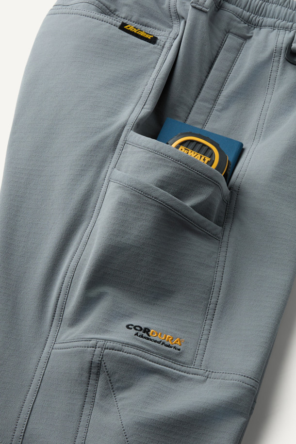 워크 액티브 에센셜 윈터 조거 팬츠는 워크, 일상, 산책 등 다양한 TPO에 활용 가능한 겨울철 조거 팬츠입니다. 톤 다운된 그레이 컬러에 스포티하고 캐주얼한 스타일을 더해 미니멀한 무드를 연출합니다. 안감은 부드러운 플리스 소재로 제작되었으며, 두꺼운 두께감으로 보온성을 높였습니다. 튼튼한 코듀라 소재와 내마모성이 뛰어난 플리스 안감으로 제작되어, 내구성이 뛰어나며 YKK 지퍼, 허리 스트링, D링 벨트고리, 다양한 입체 절개 디테일로 활동성을 더했습니다. 양쪽 사이드 2단 포켓과 브랜드 와펜으로 디자인의 완성도를 높였습니다.
