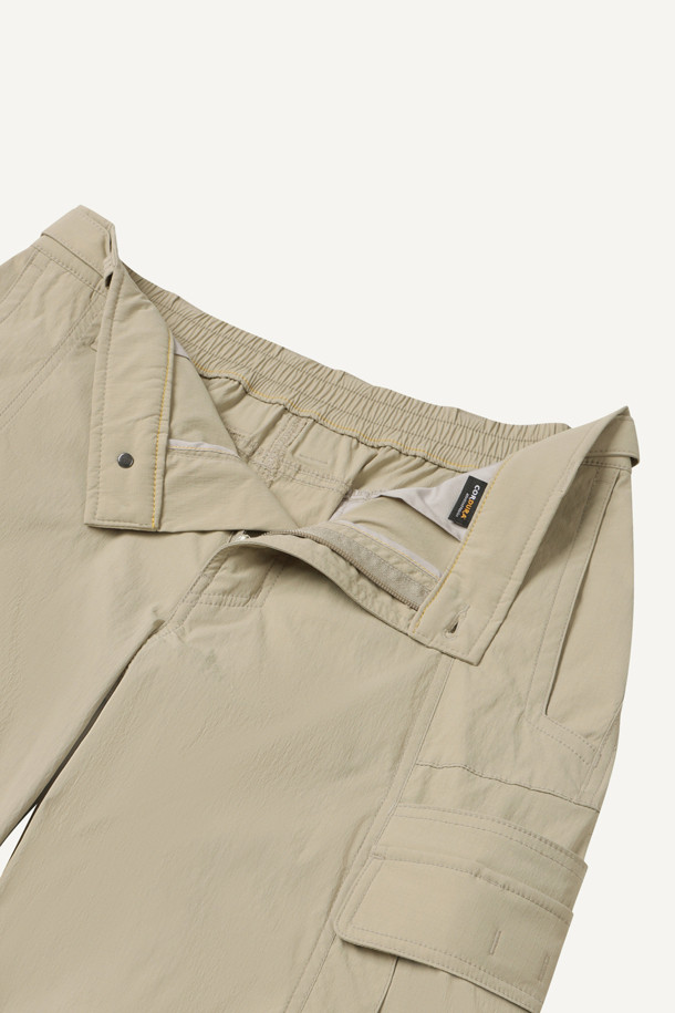 라이트워크 코듀라립 팬츠는 일상과 워크웨어 스타일을 모두 만족시키는 남성용 워크 팬츠입니다. 베이지 컬러의 무지 디자인으로, 봄, 여름, 가을 3계절 모두 활용 가능하며, 캐주얼 및 스포티한 무드를 연출합니다. 코듀라 및 나일론 소재를 사용하여 내구성이 뛰어나고, 얇은 두께감으로 편안한 착용감을 제공합니다. 허리 스트레치 밴딩, YKK 지퍼, 10개의 포켓, 더블 스티치, 립스탑 원단, WR 코팅 등 다양한 기능과 디테일을 갖춰 출근룩과 워크샵룩에 적합합니다. 컴포트 핏으로 편안하게 착용 가능하며, 미니멀하고 세련된 워크웨어 스타일을 완성해 보세요.
