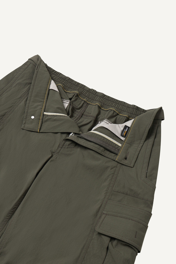 라이트워크 코듀라립 팬츠는 일상과 워크 활동에 적합한 남녀 공용 긴바지입니다. 카키와 올리브 두 가지 컬러로 제공되며, 코듀라, 나일론, 스판덱스 혼방의 립스탑 원단을 사용하여 내구성과 신축성, 생활 방수 기능을 갖췄습니다. 허리 스트레치 밴딩으로 편안한 착용감을 제공하며, 컴포트핏과 레귤러핏 두 가지 핏으로 만나보실 수 있습니다. 10개의 포켓과 YKK 지퍼, 더블 스티치, WR 코팅, 파우치 호환 기능이 특징이며, 캐주얼, 미니멀, 워크웨어 스타일을 연출하기 좋습니다.
