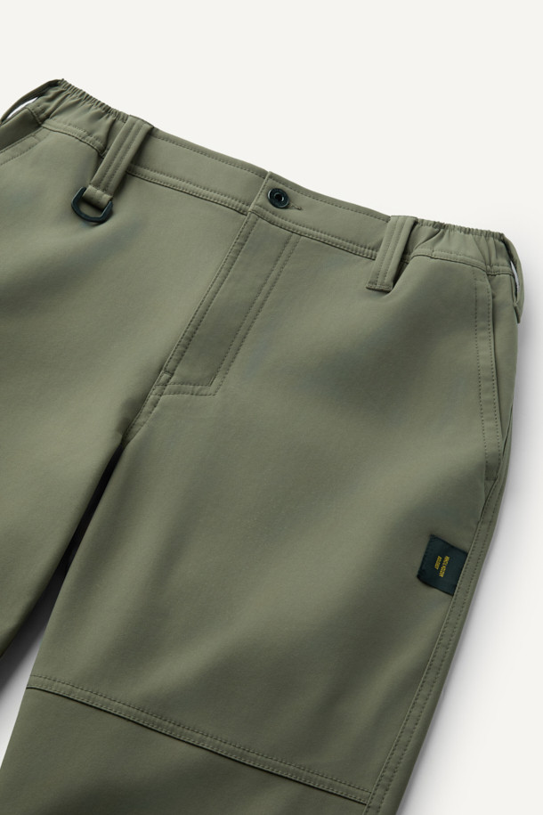 워크 에센셜 프라임 팬츠 V3는 워킹과 일상생활 모두에 적합한 남녀 공용 워크 팬츠입니다. 카키와 올리브 두 가지 색상으로 제공되며, 사계절 내내 착용 가능합니다. 캐주얼, 미니멀, 워크웨어 스타일을 아우르며, 레귤러 핏의 긴바지로 편안한 착용감을 선사합니다. 부드러운 폴리에스테르 소재에 3/4 밴딩과 스트레치 기능을 더해 활동성을 높였으며, YKK 스냅, 지퍼, 5개 포켓, 핸드폰 포켓, 팬슬 홀더, D링, 무릎 턱 디자인으로 실용성을 강조했습니다. 동네 마실룩, 여행룩, 산책룩 등 다양한 TPO에 활용할 수 있습니다.
