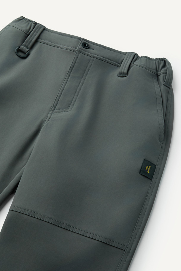 **워크 에센셜 프라임 팬츠 V3**는 워킹과 일상에서 활용하기 좋은 남녀 공용 워크 팬츠입니다. 카키와 그린 두 가지 색상으로 출시되었으며, 사계절 내내 착용할 수 있습니다. 레귤러핏에 무지 디자인으로, 캐주얼 및 스포티 스타일을 연출하기 좋습니다. 폴리에스테르 소재로 제작되어 부드러운 촉감을 제공하며, 3/4 밴딩 처리로 편안한 착용감을 선사합니다. 스트레치 기능과 수납성을 갖춘 실용적인 바지로, YKK 스냅, 지퍼, 5개 포켓, 핸드폰 포켓, 팬슬 홀더, D링, 무릎 턱 디테일 등의 특징을 더했습니다. 동네 마실룩, 여행룩, 캐주얼, 미니멀, 워크웨어 스타일을 즐기는 분들께 추천합니다.
