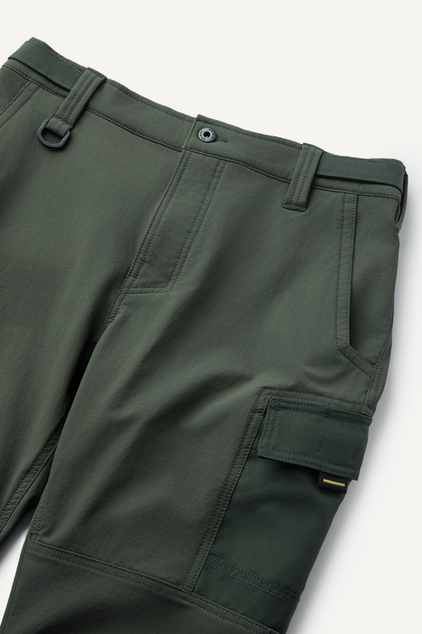 워크 에센셜 팬츠 V4는 남성용 워크 팬츠로, 밀리터리 및 스포티 스타일을 결합한 디자인입니다. 카키와 올리브 두 가지 색상으로 제공되며, 사계절 착용이 가능합니다. 나일론, 스판덱스, 코듀라 혼방 소재로 제작되어 부드러운 촉감과 뛰어난 내구성을 자랑하며, 스트레치 기능으로 편안한 착용감을 선사합니다. 9개의 포켓, YKK 지퍼, D링 고리, 파우치 호환, 네임택 고리 등 실용적인 디테일이 돋보이며, 스탠다드핏과 뒷밴딩 처리로 활동성을 높였습니다. 여행, 캠핑, 출근 등 다양한 TPO에 미니멀하고 캐주얼한 스타일로 활용하기 좋습니다.
