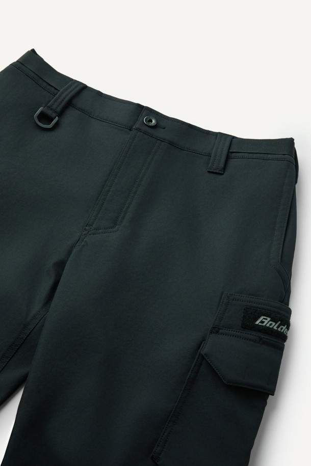 워크 에센셜 조거 팬츠 V3는 워크웨어와 일상 모두에 어울리는 남녀 공용 조거 팬츠입니다. 블랙 컬러의 무지 디자인으로, 스포티하면서도 캐주얼한 스타일을 연출합니다. 폴리에스테르 소재로 제작되어 부드러운 촉감을 제공하며, 사계절 내내 착용 가능합니다. YKK 지퍼, 7개의 포켓, 무릎 턱 디테일, D링 벨트고리가 특징이며, 파우치 호환이 가능하여 실용성을 더했습니다. 흡습, 속건, 신축성 기능으로 편안한 착용감을 선사합니다.
