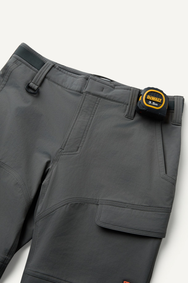 워크 시그니쳐' (Work Signature) 팬츠 V2 (화섬)는 남성용 컴포트핏 워크웨어 팬츠입니다. 나일론과 스판덱스 혼방 소재로 제작되어 사계절 내내 착용 가능하며, 작업용과 일상 모두 활용할 수 있습니다. 그레이 컬러의 무지 디자인이며, 편안한 착용감과 내구성을 제공합니다. 무릎 패드 탈부착 기능, 6개 포켓, 볼디스트 파우치 호환, 3줄 스티치 마감, YKK 스냅 및 지퍼를 사용하여 실용성을 더했습니다. 출근룩과 워크샵룩, 미니멀 및 캐주얼 스타일을 선호하는 분들께 추천합니다.
