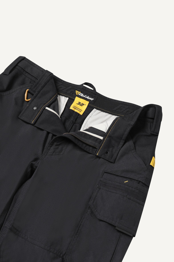 아라미드 쉴드 조거 팬츠 V3는 워크웨어와 일상, 스포티, 밀리터리 스타일을 아우르는 남성용 조거 팬츠입니다. 블랙 색상으로 사계절 착용 가능하며, 코듀라와 아라미드 소재를 사용하여 내구성과 내마모성을 높였습니다. 발수 기능과 신축성을 갖춰 활동성을 보장하며, 스탠다드핏 조거핏으로 편안한 착용감을 제공합니다. 10개의 포켓, YKK 지퍼, 더블 스티치, 무릎 보호 시스템, 툴 파우치 호환 등 다양한 디테일이 특징입니다. 출근룩, 워크샵룩, 캠핑룩 등 다양한 TPO에 활용할 수 있습니다.
