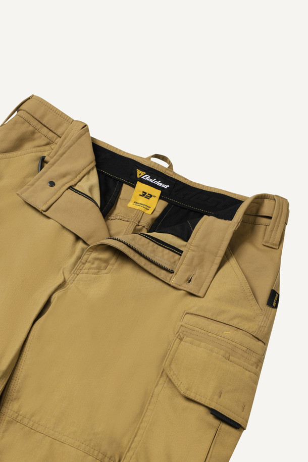 아라미드 쉴드 조거 팬츠 V3는 일상과 워킹 활동에 적합한 조거핏 바지입니다. 베이지 색상으로, 사계절 내내 착용 가능하며 스포티와 밀리터리 스타일을 동시에 연출합니다. 코듀라와 아라미드 소재를 사용하여 내구성과 신축성이 뛰어나고, 발수 기능까지 갖췄습니다. 10개의 포켓, YKK 지퍼, 더블 스티치, 무릎 보호 시스템, 파우치 호환 등 다양한 기능과 특징을 제공합니다. 스탠다드핏으로 편안하게 착용할 수 있으며, 워크웨어, 미니멀 스타일을 선호하는 분들께 추천합니다.
