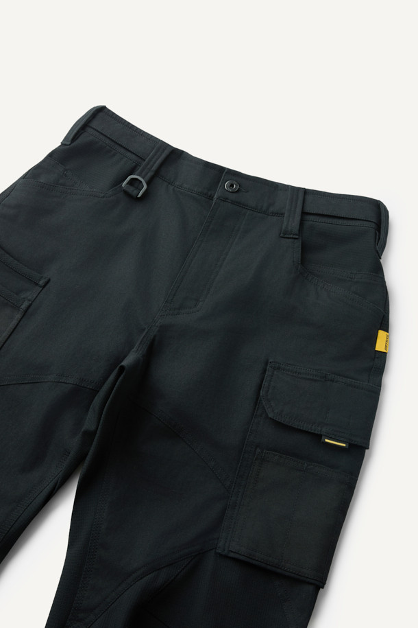 크래프트맨 팬츠 V4는 남성용 워크웨어 팬츠로, 사계절 착용이 가능합니다. 블랙 컬러의 무지 디자인에 스포티와 밀리터리 스타일을 더했으며, 컴포트 핏으로 편안한 착용감을 제공합니다. 면혼방, 코듀라, 나일론 등 튼튼한 소재를 사용하여 내구성을 높였으며 발수 및 스트레치 기능도 갖췄습니다. YKK 스냅/지퍼, 12개 포켓 시스템, 인체공학적 패턴, 밑단 너비 조절 기능, 코듀라 500D 원단 덧댐 등 실용적인 디테일이 돋보입니다. 출근룩, 워크샵룩, 가을 나들이룩 등 다양한 TPO에 워크웨어, 미니멀, 캐주얼 스타일로 활용하기 좋습니다.
