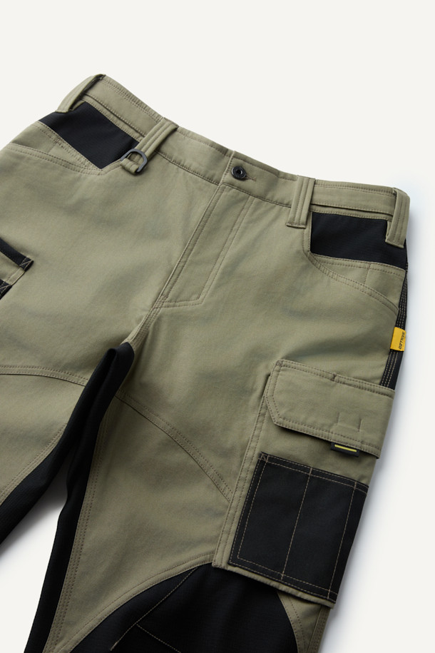 크래프트맨 팬츠 V4는 워크웨어와 일상, 출근룩과 워크샵룩에 모두 어울리는 남성용 워크팬츠입니다. 카키와 블랙 두 가지 색상으로 제공되며, 스포티하면서도 밀리터리 무드를 연출합니다. 면혼방, 나일론, 코듀라 소재를 사용하여 사계절 착용 가능하며, 두꺼운 두께감과 뻣뻣한 촉감이 특징입니다. 컴포트핏으로 편안함을 제공하며, 발수, 신축성, 내구성을 갖춰 활동성을 높였습니다. YKK 스냅/지퍼, 12개 포켓 시스템, 인체공학적 패턴, 코듀라 500D 원단 덧댐, 밑단 너비 조절 기능까지 갖춘 완성도 높은 팬츠입니다.
