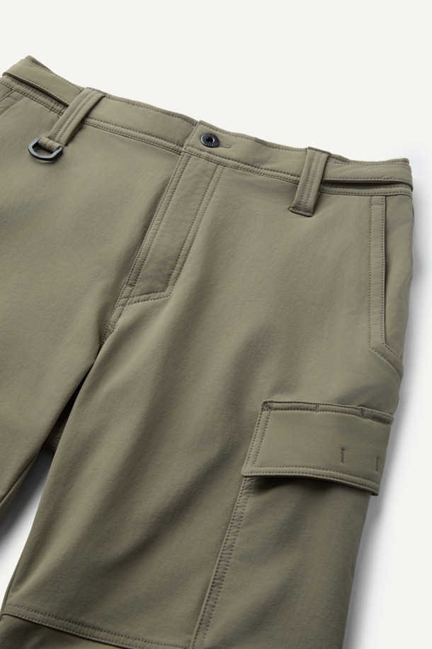 밀리터리, 워크웨어 스타일의 안티케미컬 팬츠입니다. 카키와 올리브 두 가지 색상으로 제공되며, 사계절 착용이 가능합니다. 나일론 소재로 제작되어 방수, 발수, 내화학 기능과 스트레치성을 갖춰 편안한 착용감을 선사합니다. 9개의 포켓, 카고 포켓, D링, 3M 재귀반사, 벨크로, 스냅 버튼 등 다양한 디테일이 돋보이며 YKK 지퍼를 사용하여 내구성을 높였습니다. 넉넉한 컴포트핏과 뒷밴딩 처리로 활동성을 더하여 출근룩, 캐주얼룩으로 활용하기 좋습니다.
