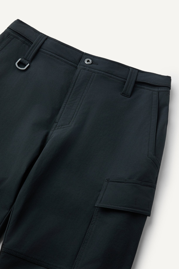 안티케미컬 팬츠는 작업과 일상 모두를 아우르는 활용도 높은 워크 팬츠입니다. 밀리터리 및 스포티 스타일을 결합하여 트렌디한 디자인을 선보이며, 사계절 착용 가능한 실용성을 갖췄습니다. 블랙 컬러의 긴 기장으로, 허리 스트레치 밴딩이 적용되어 편안한 컴포트핏을 제공합니다. 방수, 내화학 기능과 스트레치 소재로 활동성을 높였으며, 수납성을 고려한 9개의 포켓, YKK 지퍼, D링, 3M 재귀반사, 벨크로, 스냅, 플랩 등의 디테일이 돋보입니다. 출근룩, 워크웨어, 미니멀, 스포티 스타일을 선호하는 분들에게 적합합니다.
