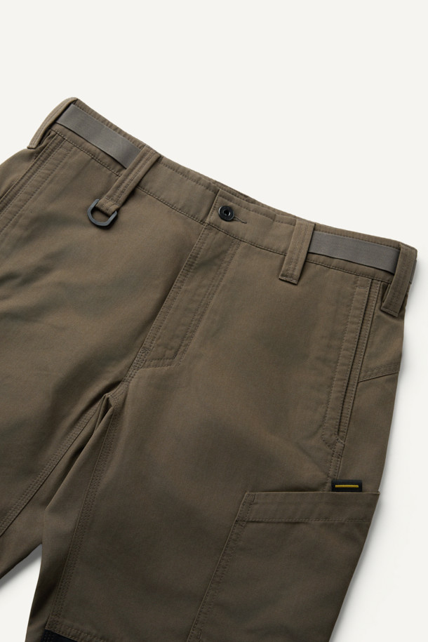 라이트워크 일렉트릭션 팬츠는 남성용 워크웨어 스타일의 긴바지로, 봄, 여름, 가을 계절에 적합합니다. 카키와 블랙 두 가지 색상으로 출시되었으며, 컴포트핏으로 편안한 착용감을 제공합니다. 내구성이 뛰어나고 스트레치 기능이 있으며, 총 8개의 수납 포켓을 갖춰 실용성을 높였습니다. 무릎 패드 탈부착이 가능하며, YKK 지퍼와 벨트고리 D링을 적용하여 편의성을 더했습니다. 작업용, 일상, 출근룩, 워크샵룩, 캠핑룩 등 다양한 TPO에 맞춰 캐주얼, 미니멀 스타일로 연출할 수 있습니다.
