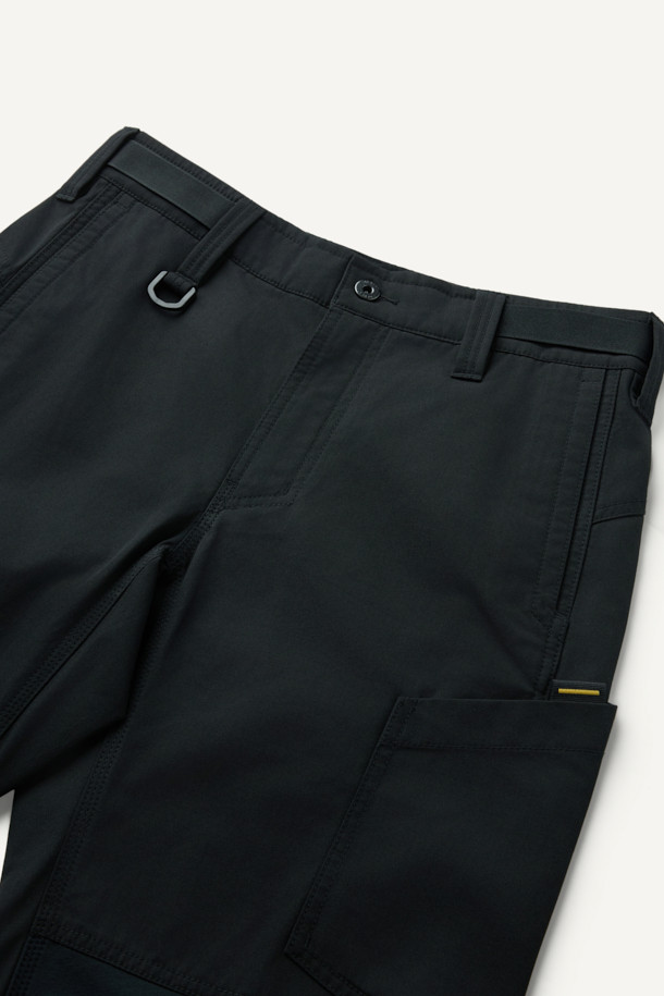 라이트워크 일렉트릭션 팬츠는 남성용 워크웨어 스타일의 워크팬츠입니다. 블랙 컬러의 면혼방 및 나일론 소재로 제작되어 봄, 여름, 가을에 착용하기 좋습니다. 컴포트핏으로 편안한 착용감을 제공하며, 무지 패턴에 중간 두께감으로 제작되었습니다. 작업 용도는 물론 일상에서도 활용 가능하며, 무릎 패드 탈부착, 총 8개의 포켓, YKK 지퍼, D링, 툴 파우치 호환 등의 기능으로 실용성을 높였습니다. 출근룩, 워크샵룩, 캠핑룩 등 다양한 TPO에 미니멀하고 캐주얼하게 스타일링할 수 있습니다.
