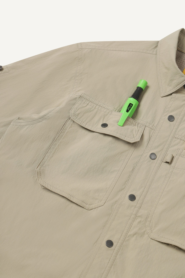 라이트워크 코듀라 셔켓은 워크웨어와 일상 모두 소화 가능한 남녀 공용 셔켓입니다. 베이지 색상으로 출시되었으며, 봄, 가을, 겨울 세 계절 모두 활용 가능합니다. 얇은 두께감에 코듀라, 나일론, 스판덱스 혼방 소재를 사용하여 방수, 신축성, 내구성, 내마모성까지 갖췄습니다. 컴포트핏 레귤러 기장으로 편안한 착용감을 제공하며, 8개의 포켓 시스템과 소매 롤업 기능, 금속 스냅 버튼, 볼펜 홀더, 다용도 고리 등 실용적인 디테일이 돋보입니다. 캐주얼, 워크웨어, 미니멀 스타일을 즐겨 입는 분들께 추천합니다.
