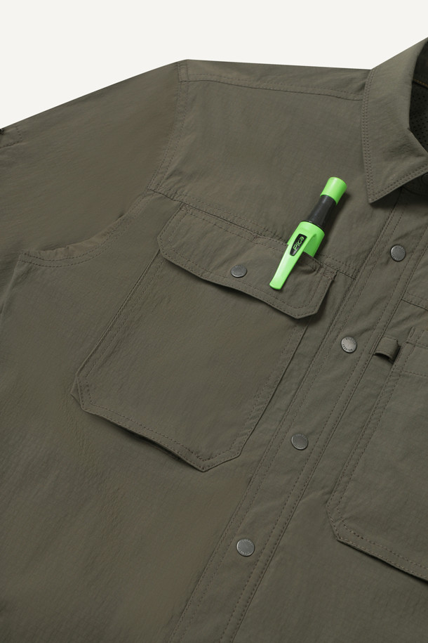 라이트워크 코듀라 셔켓은 봄, 가을, 겨울 세 계절 모두 활용 가능한 공용 셔켓입니다. 캐주얼, 스포티, 워크웨어 스타일을 아우르는 디자인으로, 일상, 워크, 출근룩, 워크샵룩, 가을 나들이룩 등 다양한 TPO에 적합합니다. 방수, 발수 기능을 갖춘 코듀라, 나일론, 스판덱스 혼방 소재로 제작되어 활동성과 편안함을 제공하며, 컴포트핏으로 편안한 착용감을 선사합니다. 카키, 올리브 두 가지 색상으로 출시되었으며, 얇은 두께감과 긴 소매 기장이 특징입니다. 8개의 수납 포켓, 소매 롤업 기능, 금속 스냅 버튼, 액션 플리츠, 펜 홀더, 다용도 고리 등 실용적인 디테일이 돋보입니다.
