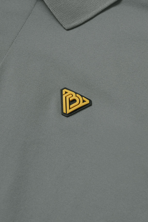 에센셜 폴로 반팔 티셔츠 V2는 일상과 워크웨어 모두에 적합한 공용 폴로 티셔츠입니다. 페인터 그레이 컬러의 무지 디자인으로 미니멀, 스포티, 캐주얼 스타일을 연출할 수 있습니다. 흡습, 속건, 신축성, 경량 기능을 갖춘 소로나, 나일론 혼방 소재로 제작되어 여름철에도 쾌적하게 착용 가능합니다. YKK 스냅 버튼, 펜슬 홀더, 벨크로 시스템, 와펜 포인트 등의 디테일과 친환경 소재 사용이 특징입니다. 출근룩, 워크샵룩 등 다양한 TPO에 활용할 수 있는 스탠다드핏의 반소매 티셔츠입니다.
