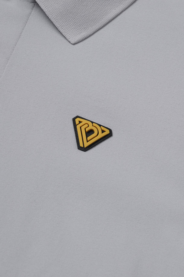 "에센셜 폴로 반팔 티셔츠 V2"는 페인터 그레이 색상의 남녀 공용 폴로 티셔츠입니다. 여름철 일상 및 워크, 특히 출근룩에 적합하며 스포티하면서도 미니멀한 스타일을 연출합니다. 흡습, 속건, 신축성, 통기성이 뛰어난 소로나와 나일론 혼방 소재로 제작되어 얇고 부드러운 촉감을 제공합니다. YKK 스냅 버튼, 펜슬 홀더, 벨크로 시스템, 와펜 포인트, 친환경 소재 등 다양한 디테일이 돋보입니다. 스탠다드 핏의 반소매 폴로넥 디자인으로 편안함과 활동성을 동시에 갖췄습니다.
