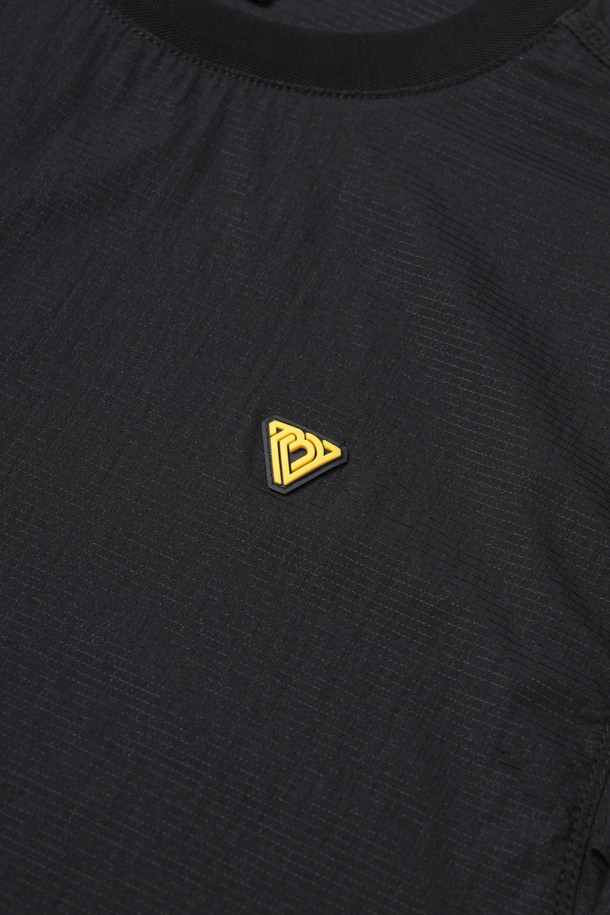 초경량 에어리도트 우븐 반팔 티셔츠는 여름철 스포츠 활동과 일상에서 쾌적하게 착용할 수 있는 공용 반팔 티셔츠입니다. 초경량 에어리도트 원단을 사용하여 통기성이 뛰어나고, 얇은 두께감으로 시원한 착용감을 제공합니다. 흡습, 속건 기능으로 땀을 빠르게 흡수하고 건조시켜 쾌적함을 유지하며, 컴포트핏으로 편안한 활동성을 보장합니다. 3M 재귀반사 프린트와 사이드 트임, 펜슬 홀더, 더블 스티치 디테일이 적용되어 스포티하면서도 미니멀한 스타일을 연출합니다. 러닝, 피트니스, 여행 등 다양한 TPO에 활용하기 좋습니다.
