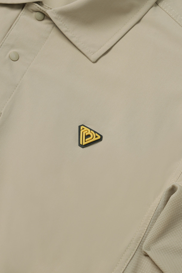 베이지 컬러의 워크 쿨링 폴로 반팔 티셔츠입니다. 스포티한 스타일로 작업용 및 일상복으로 활용 가능하며, 여름철 시원하게 착용할 수 있습니다. 나일론과 폴리우레탄 혼방 소재로 제작되어 부드러운 촉감과 뛰어난 신축성을 자랑하며, 흡습, 냉감, 속건, 통기성 기능을 제공합니다. 스탠다드핏, 반소매, 폴로넥 디자인에 얇은 두께로 제작되었으며, 펜꽂이 포켓, 벨크로 시스템, 재귀반사 프린트, 메쉬 소재를 적용하여 실용성을 높였습니다. 출근룩, 워크샵룩, 캐주얼, 미니멀 스타일을 선호하는 분들께 추천합니다.
