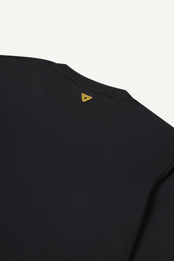 **쿨코어 긴팔 티셔츠**는 워크웨어, 일상, 스포츠 활동에 적합한 남녀 공용 상의입니다. 블랙 색상의 스탠다드핏 긴팔 티셔츠로, 사계절 내내 활용 가능합니다. 얇고 가벼운 쿨코어 소재를 사용하여 냉감, 흡습, 속건 기능을 제공하며, 활동성을 높이는 겨드랑이 패턴과 펜 포켓, 벨크로 시스템이 특징입니다. 또한, 재귀반사 디테일로 안전성을 더하고, 더블 스티치 봉제와 브랜드 로고로 내구성과 디자인을 완성했습니다. 미니멀하고 스포티한 스타일을 연출하며, 출근룩, 워크샵룩, 피트니스룩 등 다양한 TPO에 활용할 수 있습니다.
