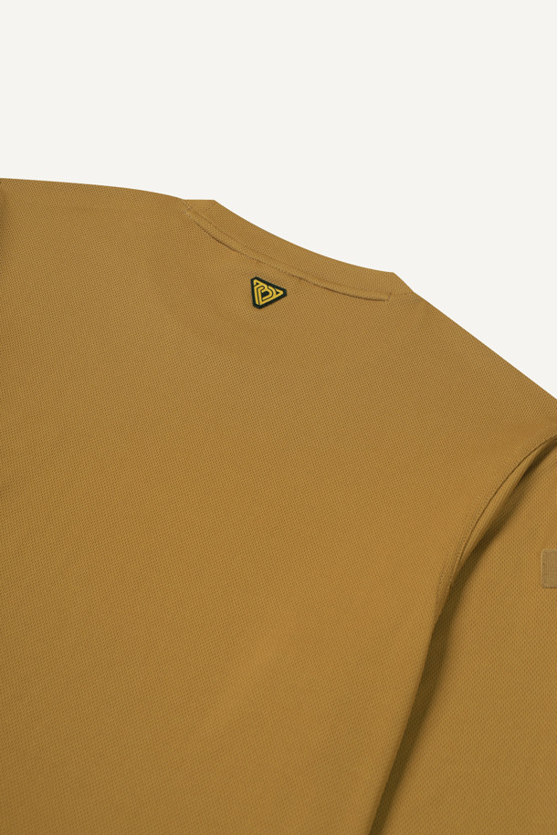 베이직 스타일의 쿨코어 긴팔 티셔츠입니다. 사계절용으로, 워크웨어, 일상, 스포츠 활동에 적합합니다. 스탠다드핏에 라운드넥 디자인이며, 얇은 두께감으로 편안한 착용감을 제공합니다. 쿨코어 소재로 냉감, 흡습, 속건 기능을 갖췄으며, 경량성과 재귀반사 기능으로 안전성을 높였습니다. 겨드랑이 활동 패턴, 더블 스티치 봉제, 펜 포켓, 벨크로 시스템, 브랜드 로고 디테일이 특징입니다. 산책룩, 피트니스룩, 캐주얼, 미니멀, 워크웨어 스타일 연출에 활용해보세요.
