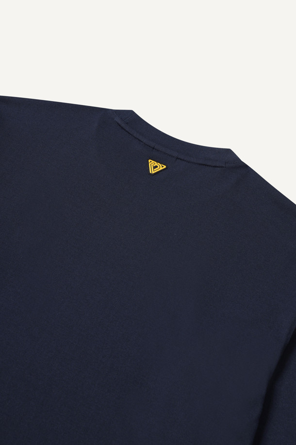 네이비 컬러의 방적사 긴팔 티셔츠입니다. 컴포트 핏으로 제작되어 편안한 착용감을 제공하며, 라운드넥 디자인으로 깔끔한 느낌을 줍니다. 부드러운 촉감의 폴리에스테르 소재로 제작되어 사계절 내내 활용 가능하며, 보온성과 흡습성이 뛰어나 실용적입니다. 펜꽂이 포켓, 밑단 트임, 갈라삼봉 스티치, 브랜드 와펜, 로고 라벨 등의 디테일이 돋보이며, 출근룩이나 워크샵룩, 미니멀, 워크웨어, 클래식 스타일을 즐기는 분들께 추천합니다.
