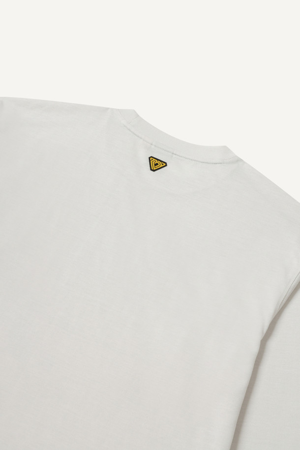 본 방적사 긴팔 티셔츠는 워크웨어 및 일상복으로 활용하기 좋은 베이직 스타일의 긴팔 티셔츠입니다. 부드러운 촉감의 폴리에스테르 소재로 제작되어 사계절 내내 착용 가능하며, 컴포트핏으로 편안한 착용감을 선사합니다. 라운드넥 디자인에 무지 패턴으로 깔끔함을 더했으며, 밑단 트임 디테일과 펜 포켓이 워크웨어의 실용성을 강조합니다. 갈라삼봉 스티치 마감과 볼디스트 심볼 와펜, 볼디스트 로고 라벨을 통해 브랜드의 아이덴티티를 나타냅니다. 출근룩과 워크샵룩, 미니멀, 클래식 스타일을 즐겨 입는 분들께 추천합니다.
