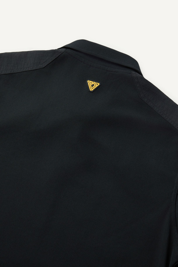 블랙 색상의 택티컬 폴로 긴팔 티셔츠입니다. 일상, 작업용, 출근룩, 여행룩, 워크샵룩 등 다양한 TPO에 적합하며, 캐주얼, 미니멀, 워크웨어 스타일을 연출할 수 있습니다. 나일론과 폴리에스테르 혼방 소재로 제작되어 흡습, 속건, 항균, 통기성, 신축성이 우수합니다. 밀리터리 무드의 스탠다드핏 폴로넥 디자인으로, 양쪽 가슴 펜 홀더, 소매 플랩 포켓, 벨크로 디테일, 사이드 밑단 트임, YKK 스냅 버튼, 벨크로 시스템 등 실용적인 특징을 갖추었습니다. 긴소매 기장의 무지 디자인으로, 레귤러 기장으로 제작되었습니다.
