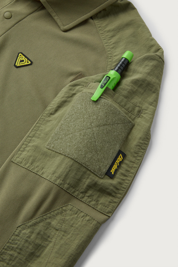 본 상품은 밀리터리, 스포티 스타일의 택티컬 폴로 긴팔 티셔츠입니다. 카키, 올리브 두 가지 색상으로 출시되었으며, 흡습, 속건, 항균, 통기성, 스트레치 기능으로 여름철에도 쾌적하게 착용 가능합니다. YKK 스냅 버튼, 펜 홀더, 벨크로 플랩 포켓, 사이드 밑단 트임, 벨크로 시스템, 내마모성 강화 등의 디테일이 돋보입니다. 출근룩, 워크샵룩, 여행룩 등 다양한 TPO에 활용 가능하며, 캐주얼, 스포티, 워크웨어 스타일을 연출할 수 있습니다. 스탠다드핏의 폴로넥 디자인으로 편안함과 활동성을 동시에 제공합니다.
