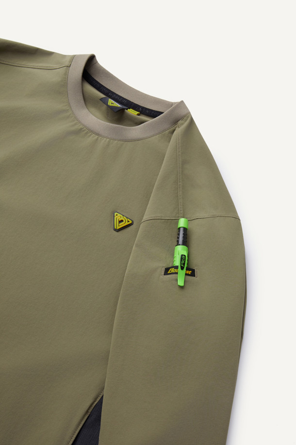 액티브 우븐 스트레치 스웻셔츠 V3는 활동적인 일상과 스포츠 활동에 적합한 공용 스웻셔츠입니다. 카키와 네이비 두 가지 색상으로 출시되었으며, 봄, 가을에 착용하기 좋습니다. 얇고 부드러운 나일론 소재로 제작되어 뛰어난 착용감을 선사하며, 4방향 스트레치 기능으로 활동성을 높였습니다. DWR 발수 가공 처리로 생활 방수가 가능하며, 땀을 빠르게 흡수하고 건조시키는 속건 기능으로 쾌적함을 유지합니다. 산책, 여행, 피트니스룩 등 다양한 TPO에 스포티, 캐주얼, 미니멀 스타일로 활용할 수 있습니다. 양 사이드 포켓과 펜 포켓이 있으며, 와펜 및 로고 패치 탈부착이 가능하여 실용성을 더했습니다.
