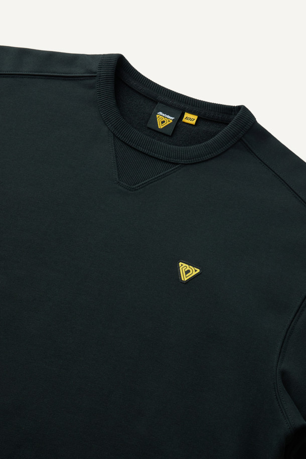 ONELIFE(원라이프) 직업군 그래픽 스웻셔츠는 캐주얼, 스트릿, 미니멀 스타일을 아우르는 공용 스웻셔츠입니다. 블랙 컬러에 봄, 가을, 겨울 모두 착용 가능한 두꺼운 두께감으로 제작되었습니다. 면과 폴리에스터 혼방 소재로 제작되어 부드러운 촉감을 선사하며, 컴포트 핏으로 편안한 착용감을 제공합니다. ONELIFE 콜라보레이션으로 탄생한 직업군 그래픽 디자인과 넥라인 삼각 인서트, 볼디스트 삼각 심볼이 특징입니다. 라운드넥과 긴소매 디자인으로 다양한 스타일 연출에 용이합니다.
