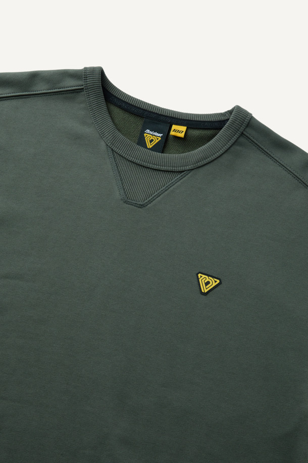 ONELIFE (오네이프) 직업군 그래픽 스웻셔츠는 남녀 모두 착용 가능한 캐주얼, 스트릿 스타일의 상의입니다. 가을, 겨울 시즌에 어울리는 두꺼운 두께감의 면, 폴리에스터 혼방 소재로 제작되었으며, 부드러운 촉감을 선사합니다. 카키, 그린 두 가지 색상으로 제공되며, ONELIFE 콜라보레이션으로 탄생한 직업군 그래픽 디자인과 볼디스트 삼각 심볼, 넥라인 삼각 인서트 디테일이 특징입니다. 컴포트핏 라운드넥 디자인으로 일상, 캠핑룩 등 다양한 TPO에 활용 가능합니다. 긴 소매 기장의 스웻셔츠로 편안하면서도 개성 있는 스타일을 연출해보세요.
