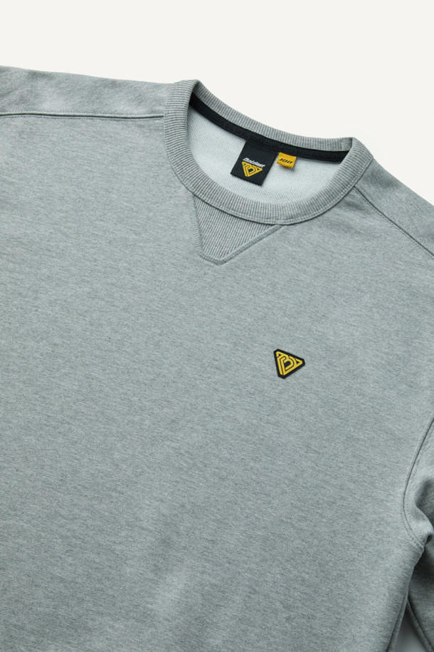 ONELIFE(원라이프) 직업군 그래픽 스웻셔츠는 캐주얼, 스트리트, 미니멀 스타일을 아우르는 공용 스웻셔츠입니다. 부드러운 면과 폴리에스터 혼방 소재로 제작되어 봄, 가을, 겨울 모두 착용 가능하며, 두꺼운 두께감으로 보온성을 더했습니다. 컴포트 핏의 레귤러 기장으로 편안한 착용감을 제공하며, 라운드넥과 긴 소매 디자인이 특징입니다. ONELIFE 콜라보레이션으로 제작된 직업군 그래픽 디자인과 볼디스트 삼각 심볼, 넥라인 삼각 인서트가 돋보이는 유니크한 스타일을 연출합니다. 컬러는 어디든 매치하기 쉬운 그레이 색상입니다.
